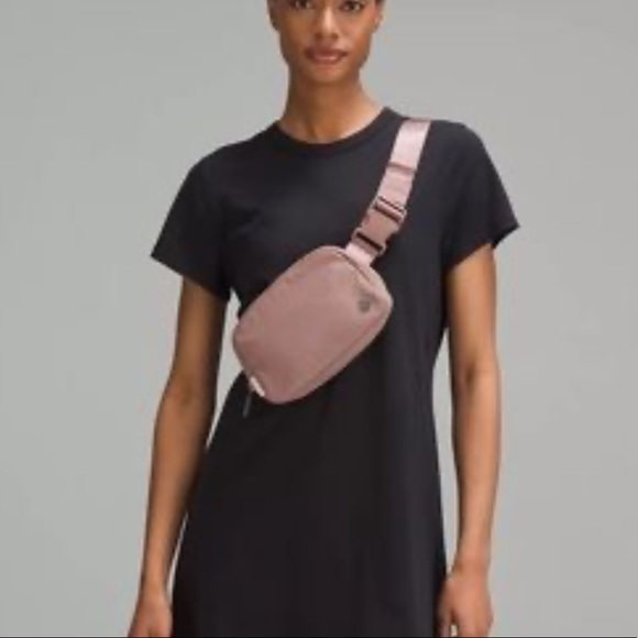 Lululemon Everywhere Belt Bag 1L in Twilight Rose - Picture 2 of 4